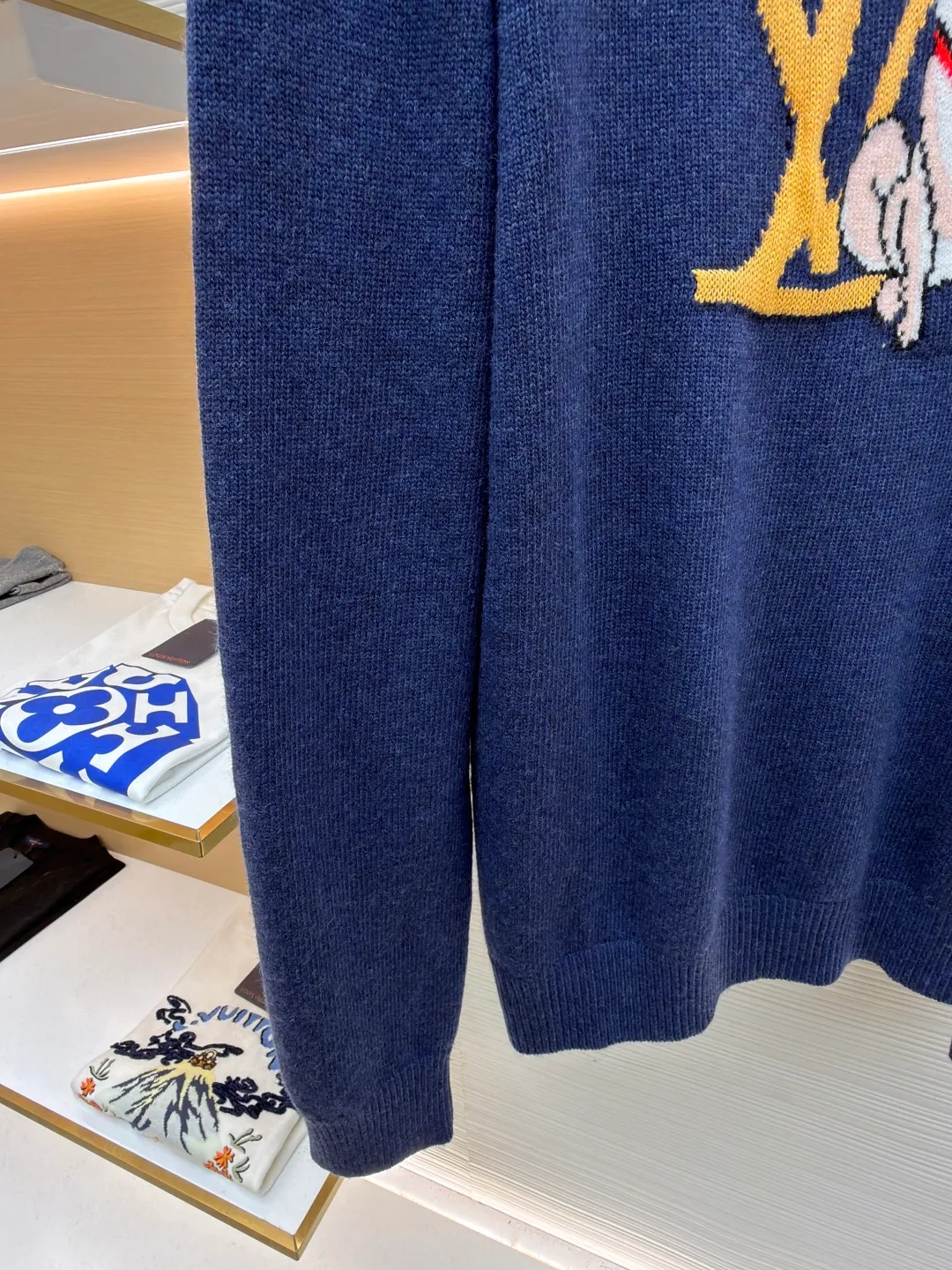 LOUIS VUITTON Seoul-limited intarsia knitted sweater ●Original version: purchased and developed by 11599 ●Item number: 1682133-B85 ●Fabric: wool blended fabric ●Technology: knitted intarsia production ●Color: blue ●Version: fitted version ●Weight: about 535 grams ●Size: S-M-L-XL ●Description: This Louis Vuitton navy blue knitted sweater is woven with 100% ultra-fine merino wool yarn. The basic gray cloth is knitted by a 14-needle precision knitting machine in the Italian workshop. The yarn is first pre-washed and milled to ensure that the garment is not easy to deform, pilling and has excellent skin-friendly properties. The iconic LV letters and Shiba Inu pattern on the front are made using intarsia jacquard technology. Imported acrylic and wool blended threads with high color fastness are used, and are woven needle by needle through a computer-controlled jacquard machine. There are no skipping or floating thread problems on the edges of the pattern. The colors are clearly layered and have a strong three-dimensional effect; the collar and cuffs Both the hem and the hem are made of double-rib hemming technology, with spandex elastic yarn, which has good resilience and is not easy to loosen after long-term wear. The entire body of the garment is hand-ironed and shaped. Every stitching follows the brand's strict 0.1cm stitch length standard, and the details show the exquisite texture of high-end knitting technology. The overall wiring is straight and delicate, the fabric is comfortable and soft, and the color is consistent without color difference. It can be matched with the same style to create a fashionable look and control various occasions. Customized accessories, complete with three standards, same style for men and women!